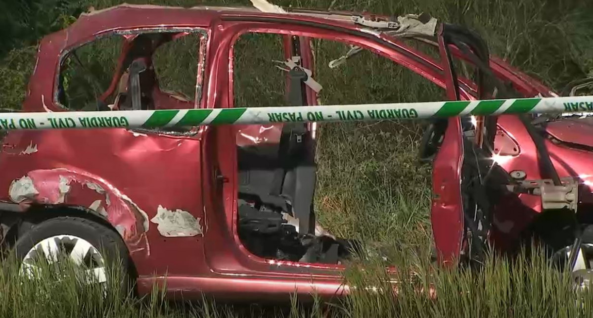Coche destrozado por una explosiu00f3n en Veru00edn en una imagen de CRTVG