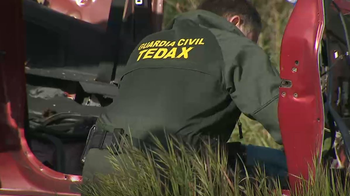 TEDAX de la Guardia Civil investiga en el el Ccoche destrozado por una explosiu00f3n en Veru00edn en una imagen de CRTVG