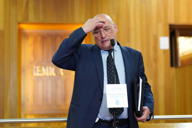 El diputado de Democracia Ourensana Armando Ojea interviene durante el segundo debate de investidura, en el Parlamento gallego, a 9 de abril de 2024, en Santiago de Compostela, A Coruña, Galicia (España). Rueda será investido por segunda vez esta semana e