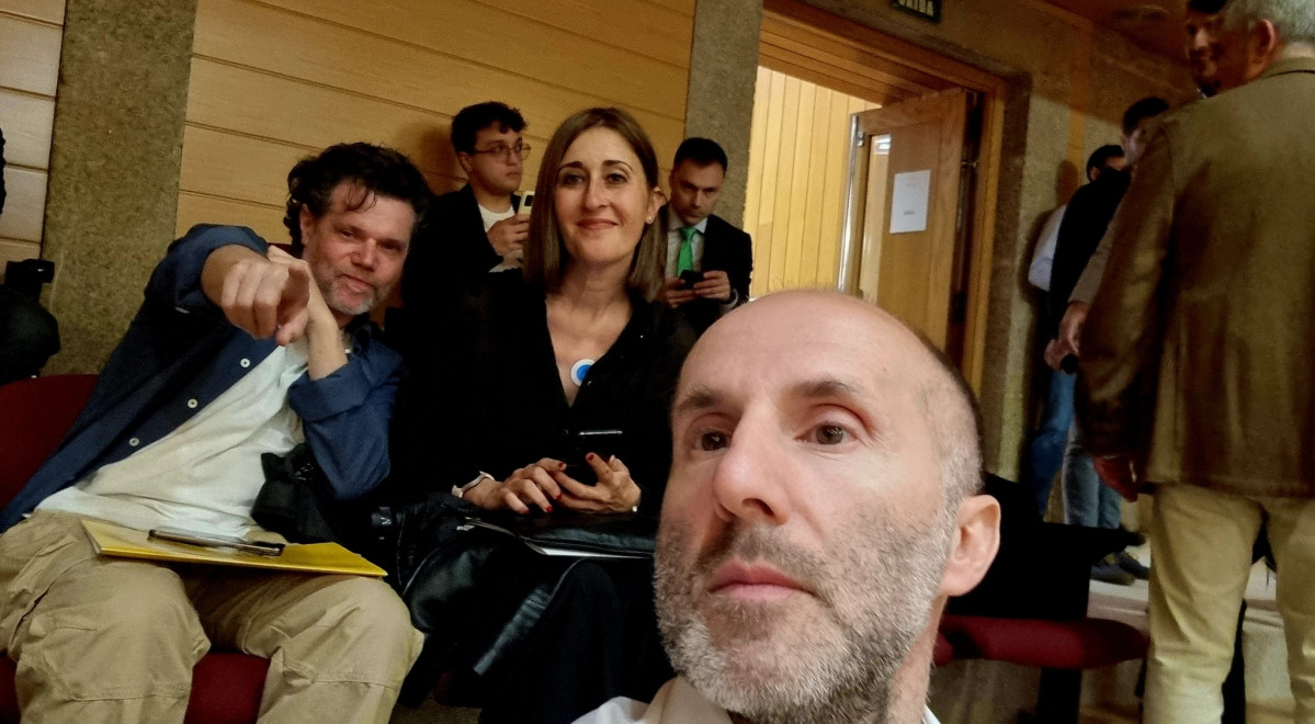 Jacu00f3me con su equipo en la tribuna del Parlamento