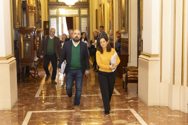 Archivo - La alcaldesa de A Coruña, Inés Rey, y el portavoz del gobierno local, José Manuel Lage, a la entrada de un pleno
