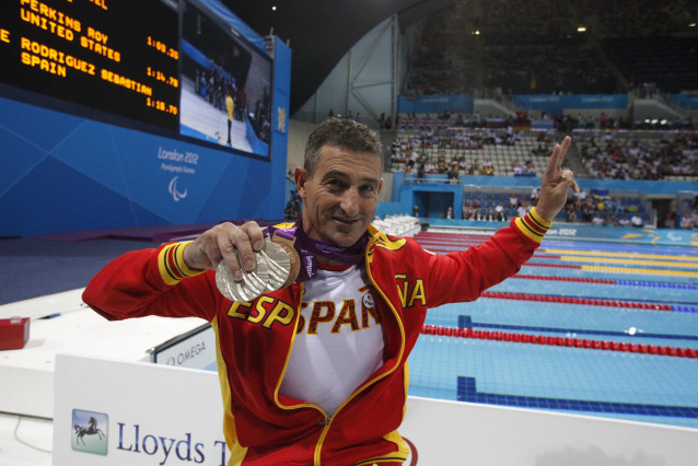 Archivo - El nadador español Sebastián Rodríguez con sus medallas en los Juegos Paralímpicos de Londres de 2012