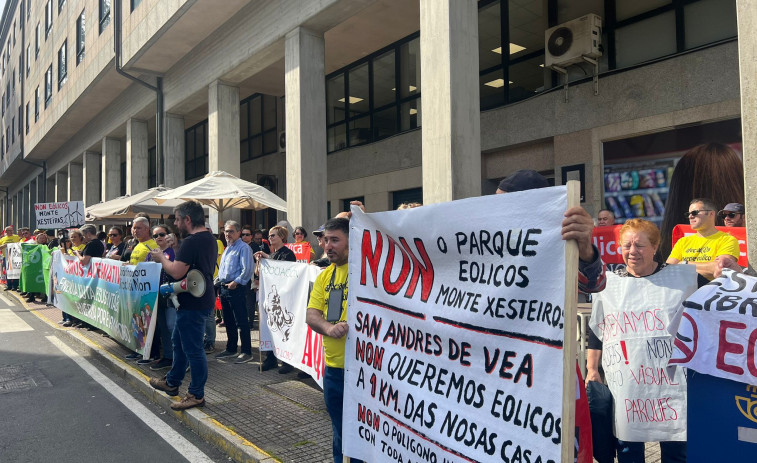 Protesta de 'Eólica Así Non' ante el Parlamento en la investidura de Rueda