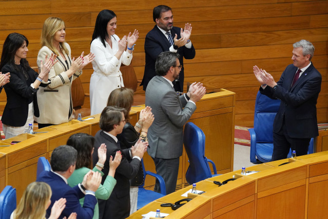El presidente de la Xunta, Alfonso Rueda (d), durante el pleno de investidura, en el Parlamento gallego, a 11 de abril de 2024, en Santiago de Compostela, A Coruña, Galicia (España). Rueda ha sido investido presidente de la Xunta por segunda en el Parlame