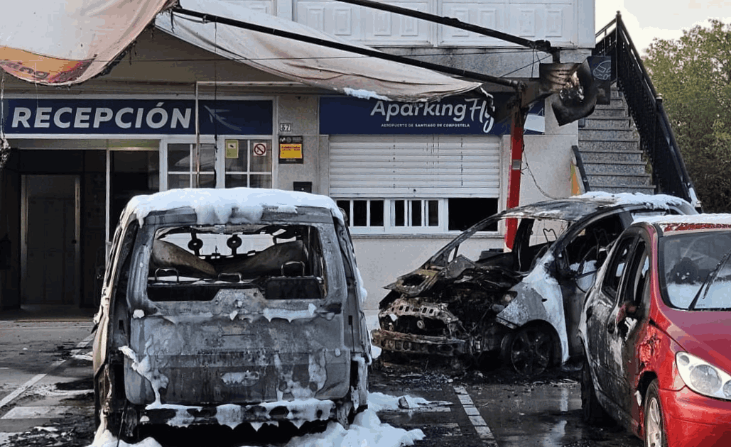 Coches quemados en el incendio de Parking Fly en Lavacolla en una imagen de la CRTVG