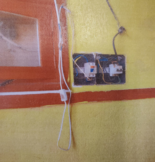 Contador eléctrico de una vivienda en Lugo, 'puenteado' por los residentes del inmueble, que fueron identificados y denunciados por la Policía Local.