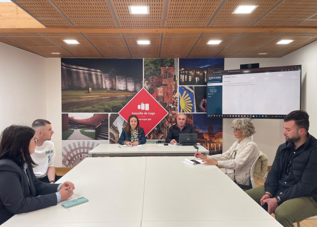 La concejala del área de Participación e Servizos para a Veciñanza del Ayuntamiento de Lugo, Cristina López, durante la presentación del nuevo sistema de cita previa para servicios funerarios en el cementerio municipal. En Lugo, a 12 de abril de 2024.