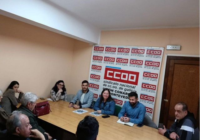 El portavoz de Sumar Galicia, Paulo Carlos López, con el nuevo portavoz de Sumar en Pontevedra, Luis Baena