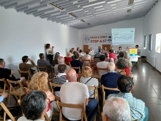 Reunión de representantes de Adega con vecinos de Xeve y Bora convocados por la plataforma de afectados por la autovía A-57.
