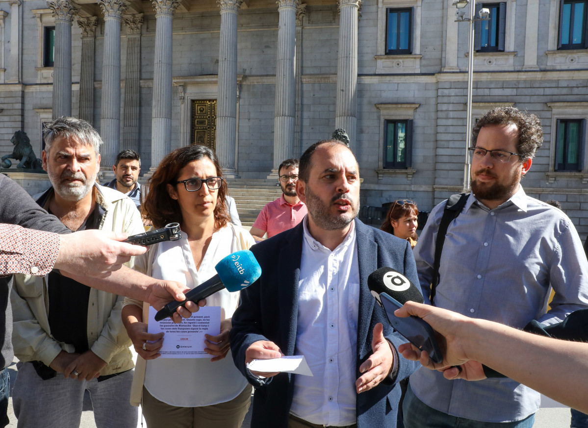 Archivo - El presidente A Mesa pola Normalización Lingüística, Marcos Maceira, habla con los medios durante una concentración en Madrid por la igualdad de las lenguas, en la Plaza de las Cortes, a