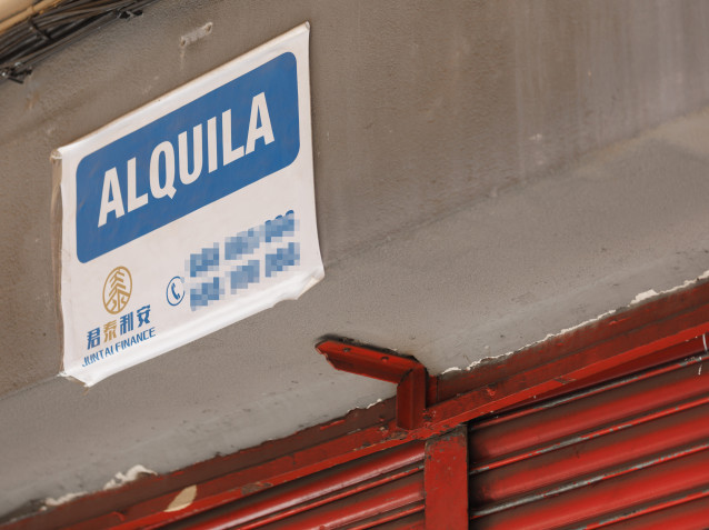 Archivo - Un cartel de 'Se Alquila', 19 de junio de 2023, en Madrid (España). El precio del alquiler interanual creció un 11,1% en mayo en la Comunidad de Madrid hasta los 16,37 euros por metro cuadrado, el ascenso más bajo en cinco meses, mientras que el