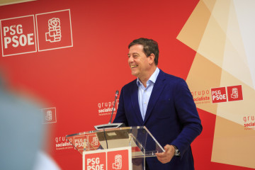 El portavoz parlamentario del PSdeG, José Ramón Gómez Besteiro, en rueda de prensa en la Cámara gallega.