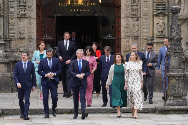 El presidente de la Xunta, Alfonso Rueda (c), junto a su equipo de Gobierno, de camino al primer Consello de la Xunta del nuevo Gobierno de Alfonso Rueda, en el Pazo de Raxoi, a 15 de abril de 2024, en Santiago de Compostela, Galicia (España). En el prime