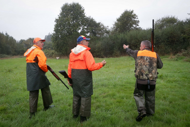 Archivo - Varios hombres cazan durante el arranque de la temporada de caza en Galicia, a 15 de octubre de 2023, en Vilalba, Lugo, Galicia (España). El período hábil general para la caza en Galicia se extiende desde hoy hasta el 6 de enero de 2024, tal y c