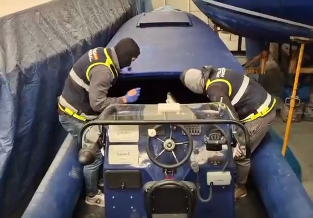 Agentes de la Policu00eda en la nave de Os Burros donde presuntamente se construyeron narcolanchas