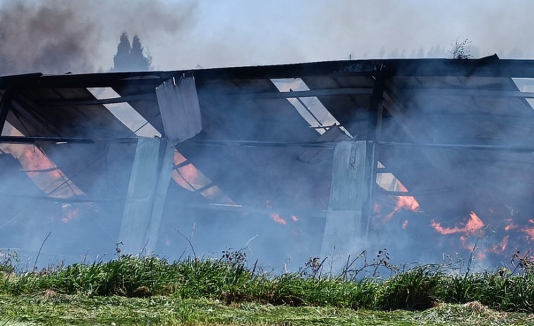 Controlado el incendio en una nave de residuos en Cacabelos, Mazoi (Lugo)