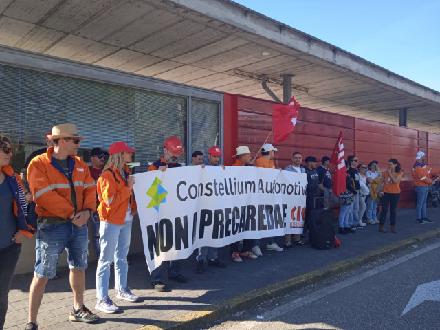 Concentración de trabajadores de Constellium Automotive a las puertas de Stellantis Vigo, el 12 de abril de 2024.