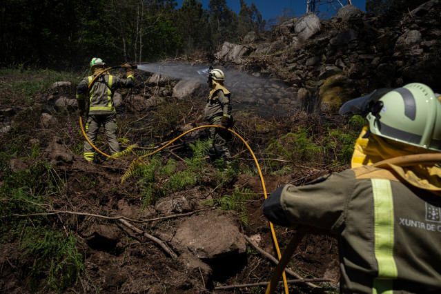Agentes de los equipos de bomberos trabajan en el lugar del incendio, a 16 de abril de 2024, en Crecentes, Pontevedra, Galicia (España). El incendio forestal fue declarado en la tarde de ayer y permanece activo en Crecente (Pontevedra) superando ya las 50