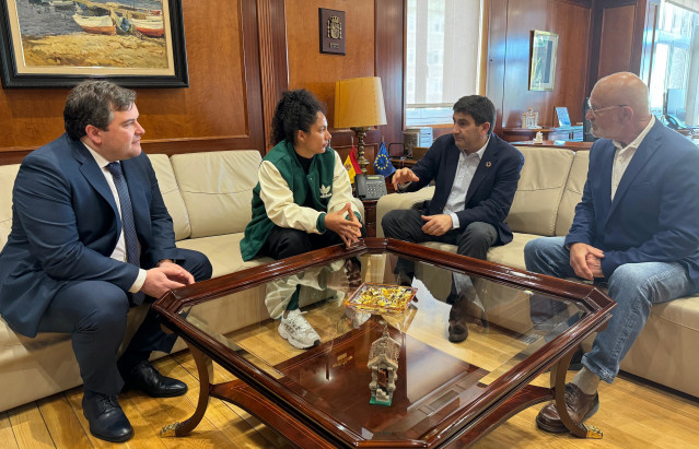 El delegado del Gobierno en Galicia, Pedro Blanco, recibe a la atleta Yulenmis Aguilar