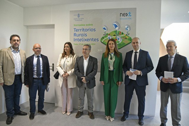 Jornada sobre territorios rurales inteligentes, con la conselleira de Medio Rural, María José Gómez,el presidente de la Diputación de Ourense, Luis Menor, y al periodista Manuel Campo Vidal