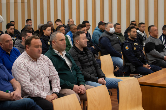 Juan Carlos Santórum (3i) en el banquillo junto a otros 27 acusados por el alijo de 3,8 toneladas de cocaína del MV Karar, en la primera sesión del juicio en Vigo, a 17 de abril de 2024.