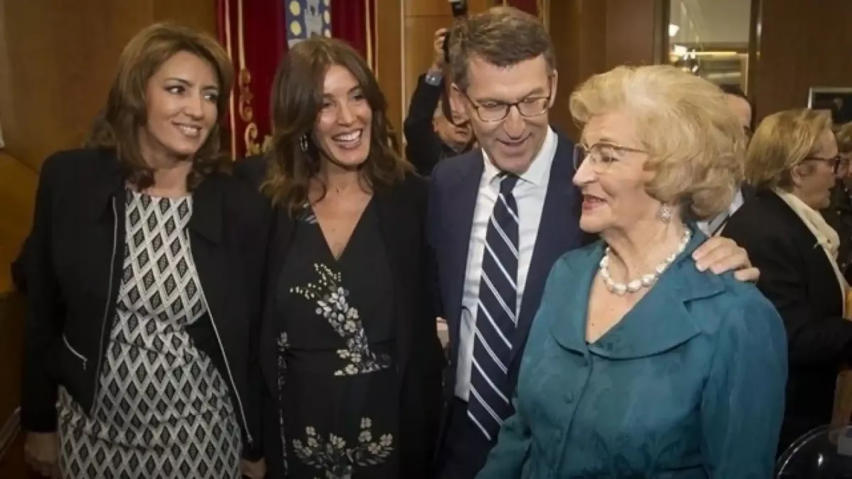 Micaela Nuu00f1ez Feiju00f3o, Eva Cu00e1rdenas, Alberto Nuu00f1ez Feiju00f3o y la madre del polu00edtico en una foto de archivo de EPdurante la u00faltima toma de posesiu00f3n del ourensano como presidente de la Xunta