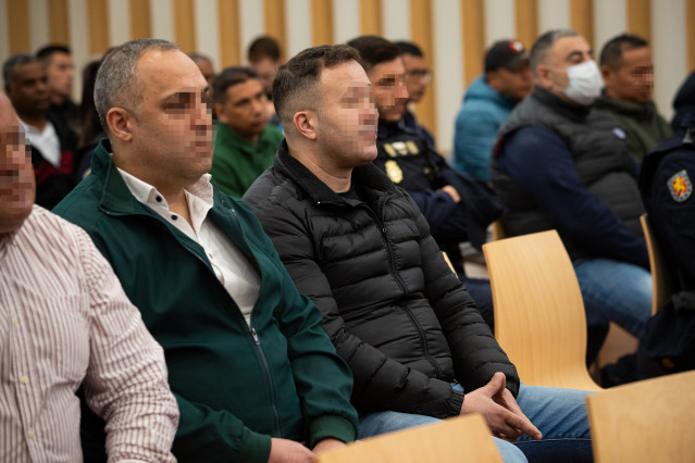 Juan Carlos Santórum (centro) en el banquillo en el que se sientan también otros 27 acusados por el alijo de 3,8 toneladas de cocaína intervenidas en altamar, en el buque MV Karar, en abril de 2020.