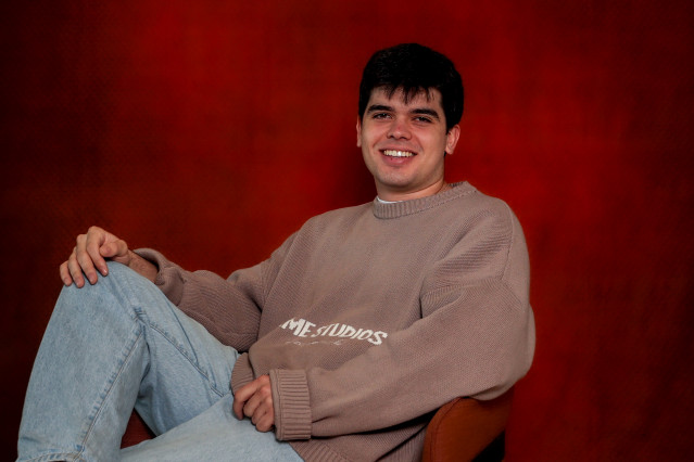 El cantante Íñigo Quintero, posa para Europa Press, en The Music Republic, a 19 de abril de 2024, en Madrid (España). Quintero es un joven cantautor de 22 años que en 2023 revolucionó la plataforma digital Tiktok en apenas unas semanas, un fenómeno con el