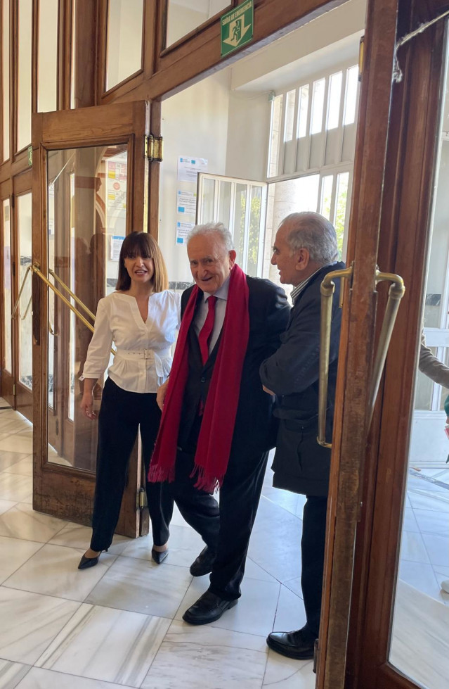 El profesor, escritor y ex presidente de la RAG, Xesús Alonso Montero, en su llegada este viernes al IES Lucus Augusti de la capital lucense, donde ejerció como docente y donde ha sido homenajeado. En Lugo, a 19 de abril de 2024.