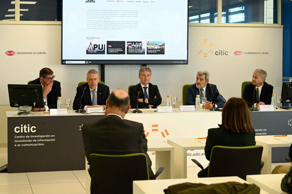 El conselleiro de Sanidade, Antonio Gómez Caamaño, interviene en un congreso de radiología