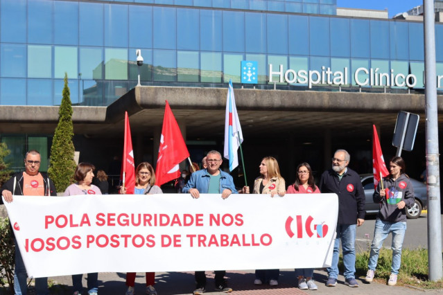 CIG-Saúde se concentra ante el Hospital Clínico de Santiago.