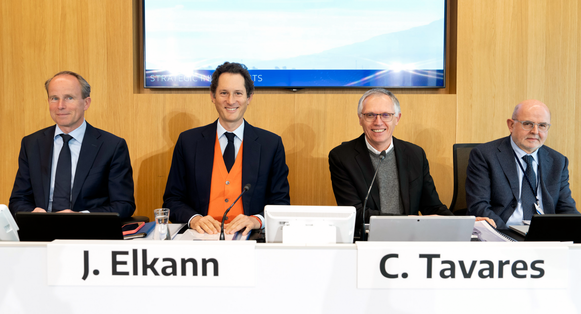 De izquierda a derecha Dirk Jan Smit, notario, Freshfields Bruckhaus Deringer; John Elkann, presidente de Stellantis; Carlos Tavares, director general de Stellantis; Giorgio Fossati, asesor general de