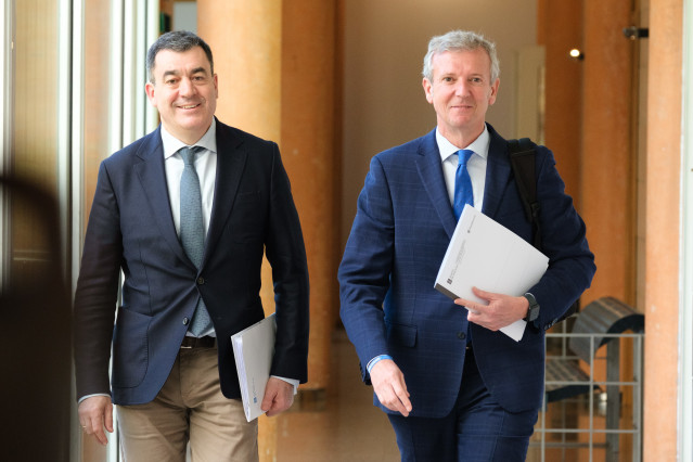 El conselleiro de Educación, Ciencia, Universidades y Formación Profesional, Román Rodríguez, junto al presidente de la Xunta de Galicia, Alfonso Rueda, de camino a la rueda de prensa posterior al Consello de la Xunta