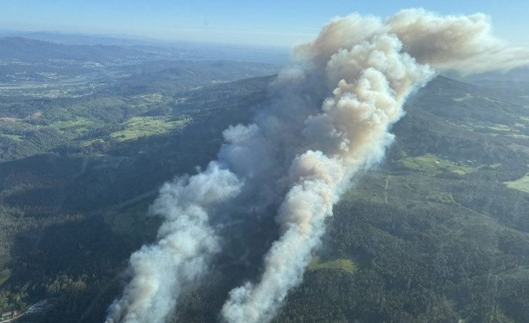 Incendio forestal en Herbogo, Rois, obliga a desplegar medios aéreos de extinción