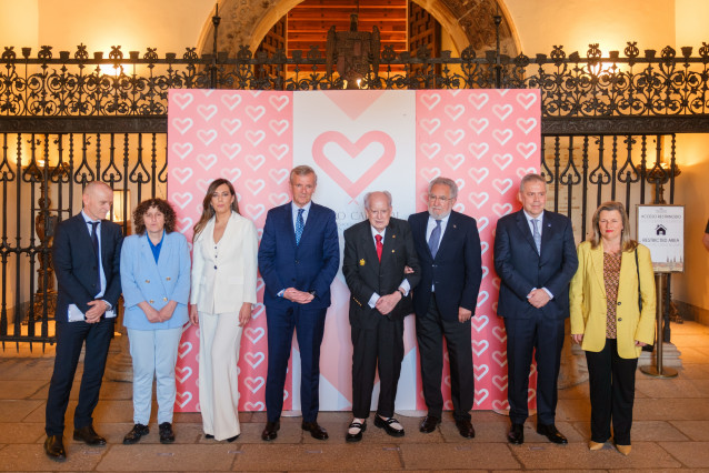 El presidente de la Xunta, Alfonso Rueda, junto al presidente del Parlamento, Miguel Ángel Santalices, y otras autoridades, en la entrega del V Premio Ramiro Carregal de Investigación en Cardiología a la doctora Ana Belén Cid.