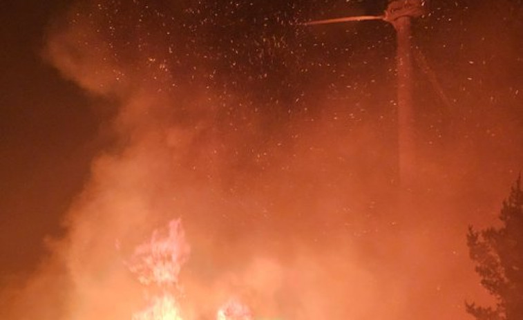 Incendios forestales en Cotobade, Rois y Barreiros alimentados por el fuerte viento