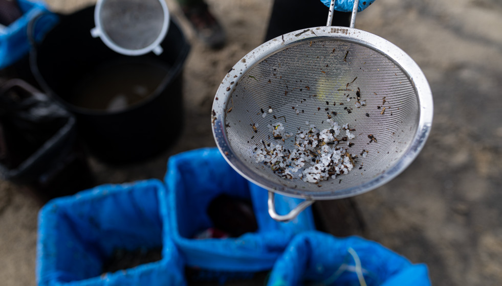 Archivo - Pellets encontrados en la playa Bos, a 13 de enero de 2024, en Noia, A Coruña, Galicia (España). La conocida ya como la “marea blanca”, se prevé que proceda de los seis contenedores d