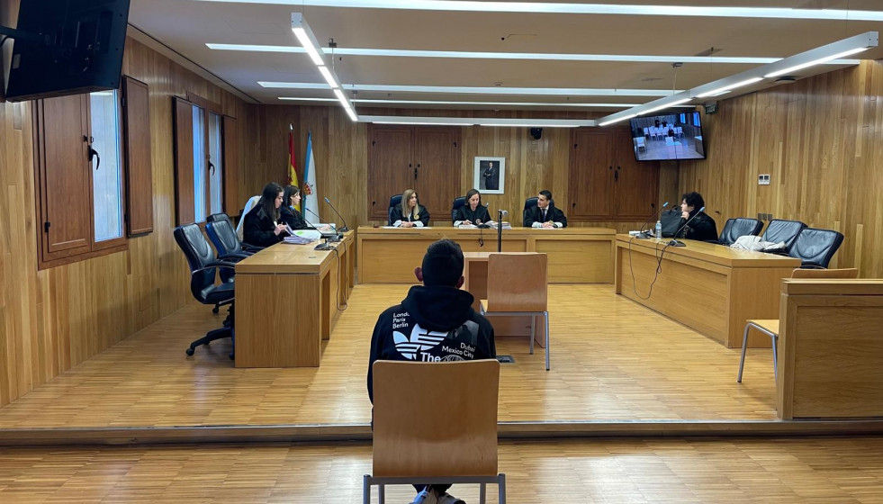 El joven acusado de un presunto delito continuado de violación en Vilalba (Lugo), durante la celebración de la vista este martes en la sección segunda de la Audiencia Provincial de Lugo. En Lugo, a