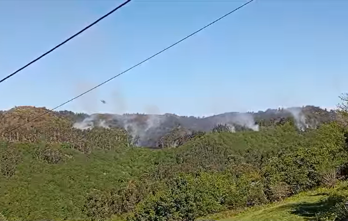Helicu00f3ptero apagando el incendio de Caroi en una imagen del Facebook de Radio Nova