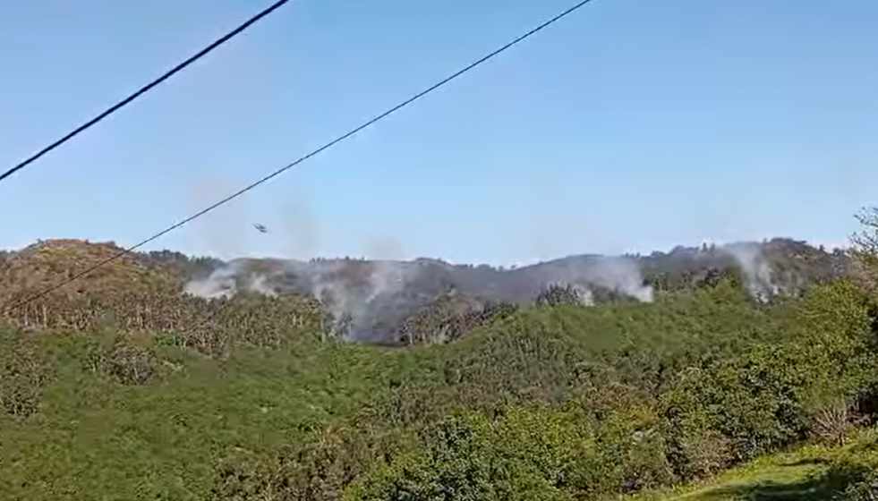 Helicóptero apagando el incendio de Caroi en una imagen del Facebook de Radio Nova