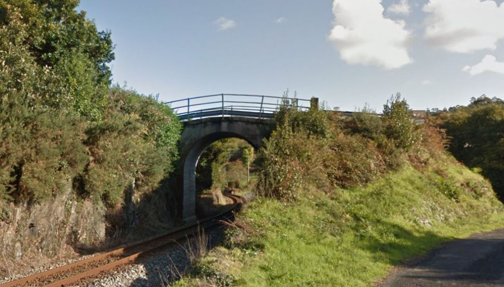 Puente sobre el FEVE en Mañon en una imagen de Google Street View