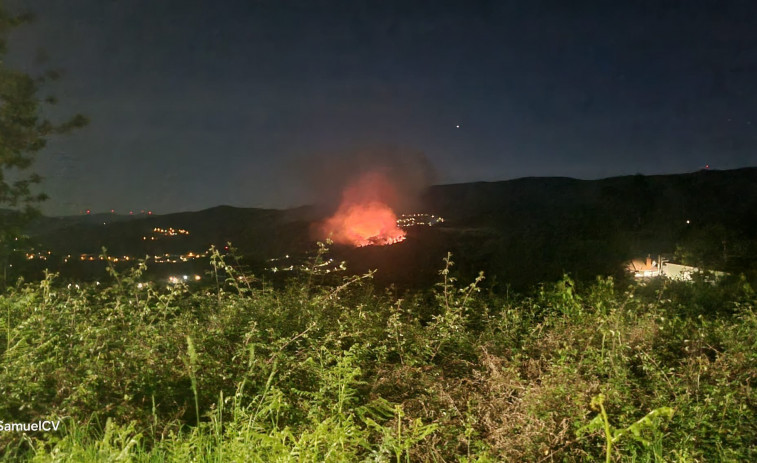 Otro incendio forestal prende de noche, cerca de las casas de As Achas (A Cañiza)