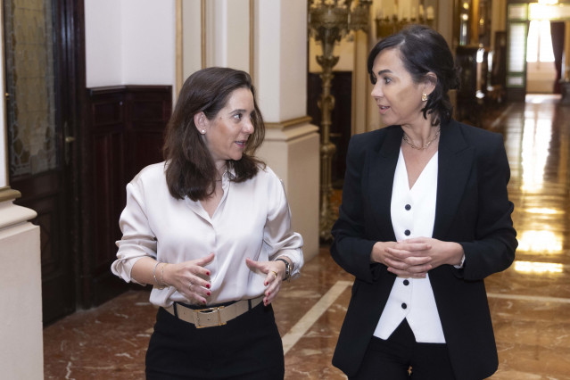 La alcaldesa de A Coruña, Inés Rey, y la directora técnica del Plan Estratégico de A Coruña 2030-2050, Isabel Pardo de Vera, mantienen un encuentro en el consistorio