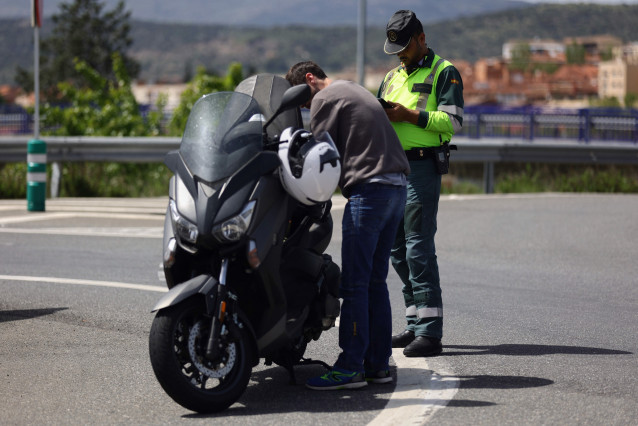 Archivo - Un agente de la Guardia Civil para a una moto en un control de tráfico en el kilómetro 34 de la A-1, el día que comienza la operación salida del puente de mayo 2022, a 29 de abril de 2022, en Madrid (España). La Dirección General de Tráfico (DGT