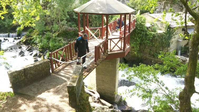 Clausuran un puente sobre el río Arenteiro tras ceder una barandilla y precipitarse al suelo dos personas