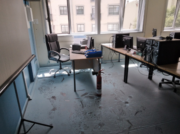 Evacuados los alumnos del IES Arzúa por riesgo de incendio al averiarse un ordenador