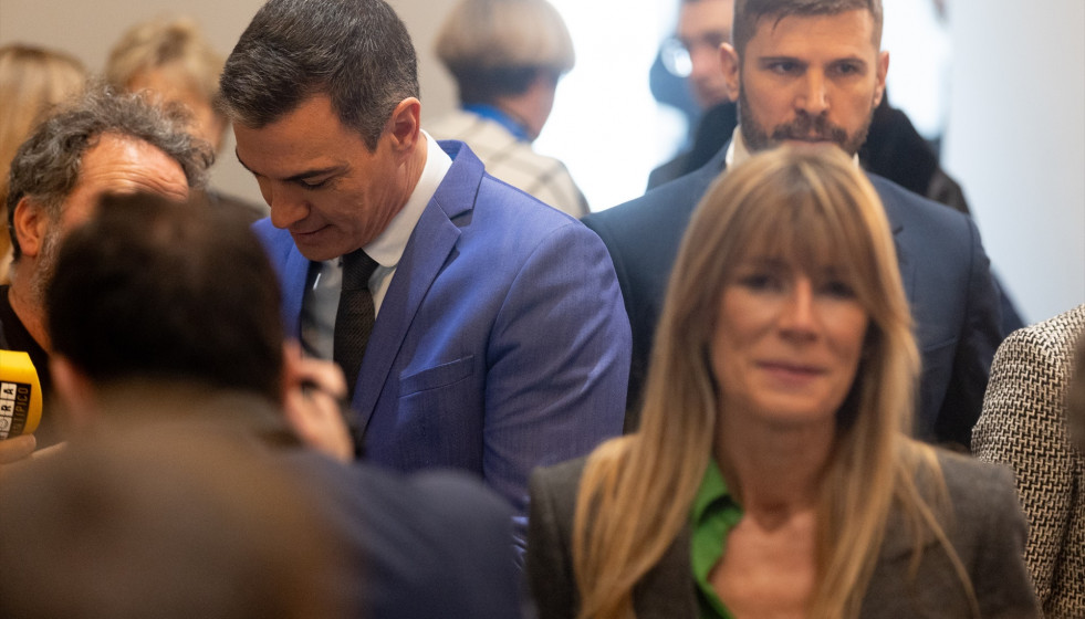 Sánchez y su mujer Begoña Gómez durante la presentación del libro ‘Tierra firme’, en el Círculo de Bellas Artes, a 11 de diciembre de 2023, en Madrid (España). El libro ‘Tierra firme’, e
