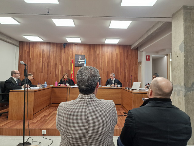 Archivo - El exalcalde de Baiona Carlos Gómez en el banquillo de los acusados.