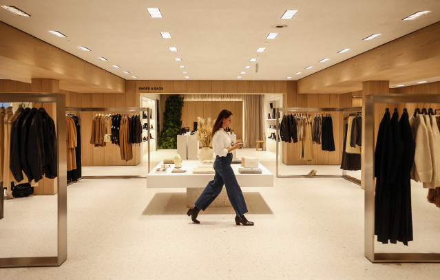 Archivo - Una chica en una macrotienda de Zara en el Boulevard Austria de València, a 2 de diciembre de 2022, en Valencia, Comunidad Valenciana (España). El concepto de esta macrotienda replica el modelo de otras megatiendas que recientemente ha abierto Z