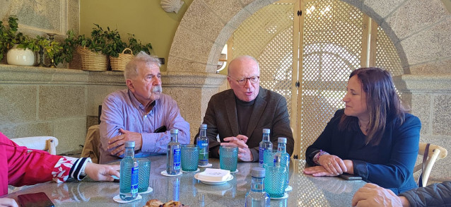 Nicolás Sartorius (centro) en un encuentro con medios en Vigo, a 25 de abril de 2024.